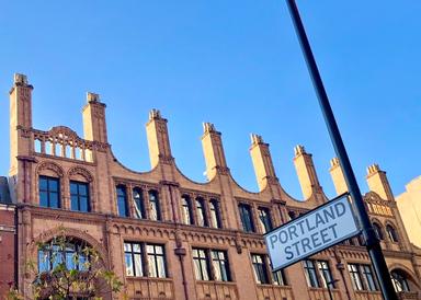 Une magnifique rue de Manchester avec un bâtiment en briques