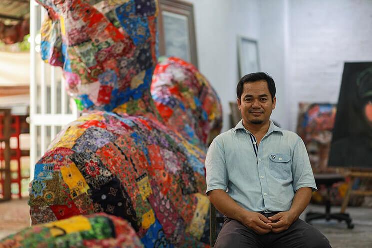 Srey Bandaul devant des sculptures Credit Vuthyra Thang