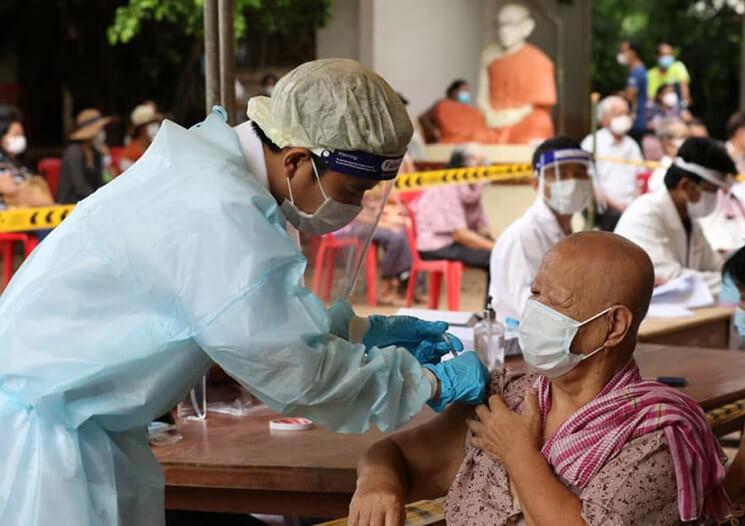 Une grand mère cambodgienne reçoit une dose de vaccin source AKP