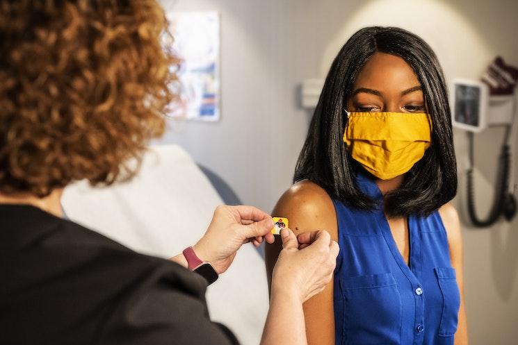 Une femme en train de se faire vacciner contre le Covid-19