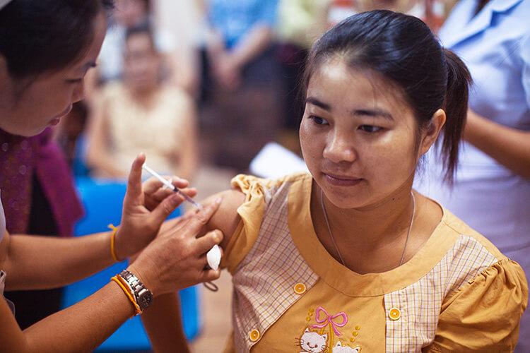 cdc-Une jeune femme asiatique se fait vacciner