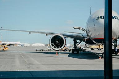 Un avion sur un tarmac 