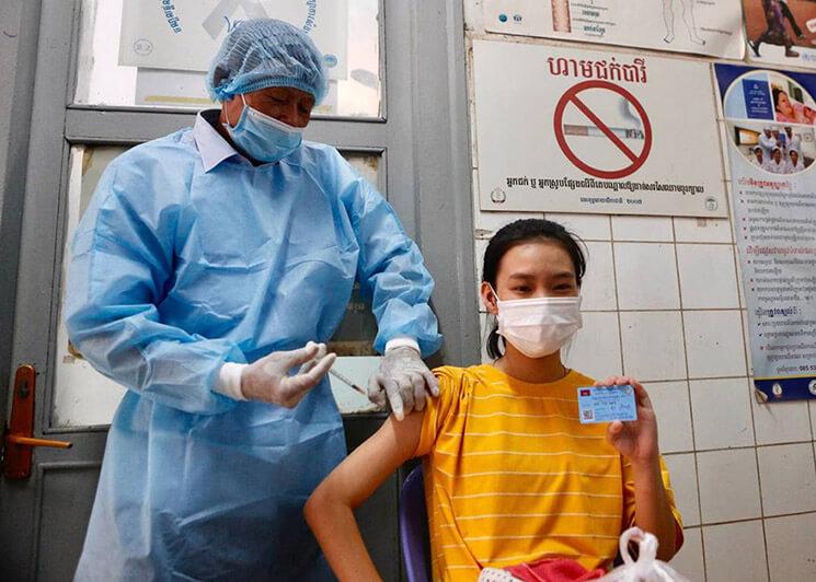 jeune cambodgienne se faisant vaccinée Photo AKP Lanh Visal &amp; Ok Sokkhoeun