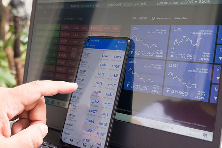 Cours de la bourse sur un ordinateur et un portable 2