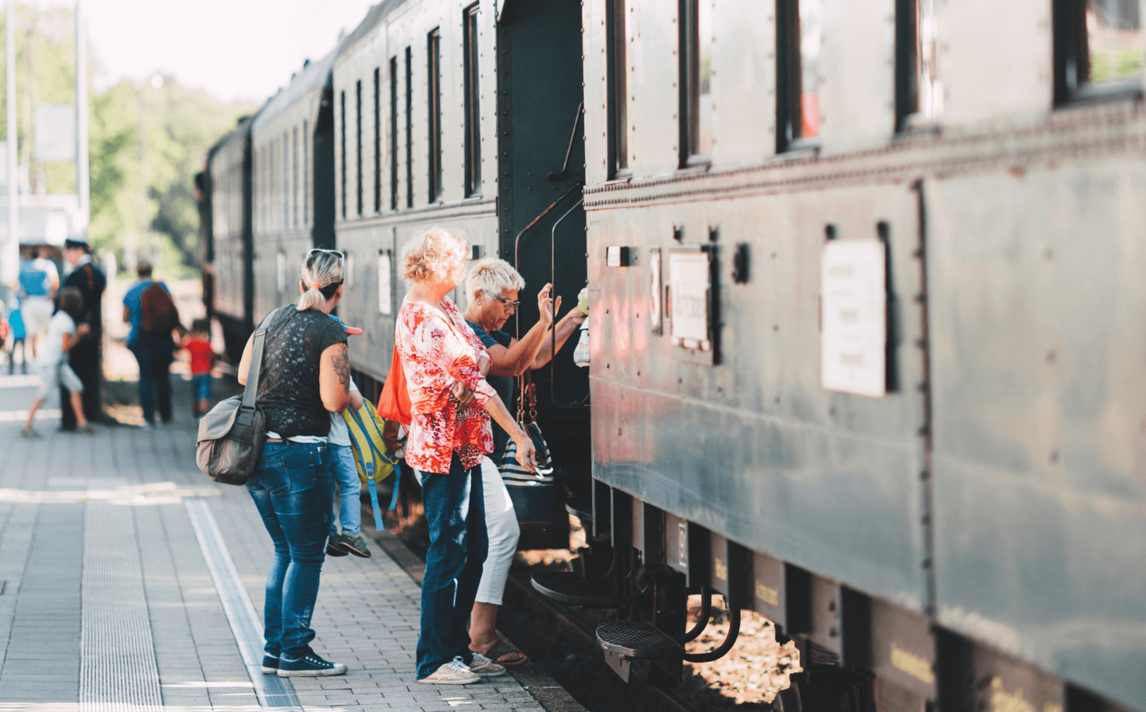 Des passagers montant dans un train