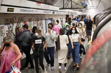 Des personnes affluant sur la rame de métro de la station Tottenham Court Road