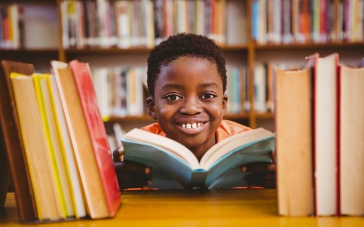 Un enfant dans une bibliothèque