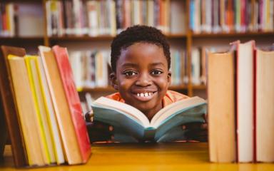 Un enfant dans une bibliothèque