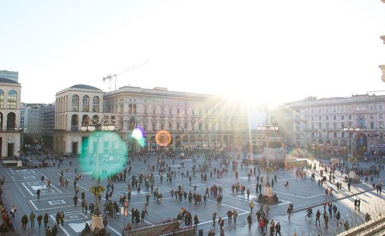 la place du duomo avec des personnes qui marchent vue du haut