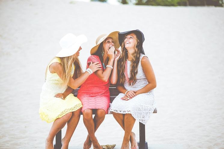 trois femmes assises sur un banc