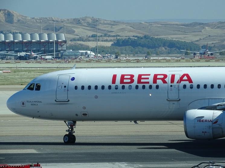 un avion Iberia sur les pistes de l'aéroport de Madrid