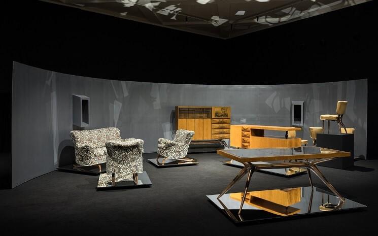 exposition de mobilier design avec chaise, table et canapé