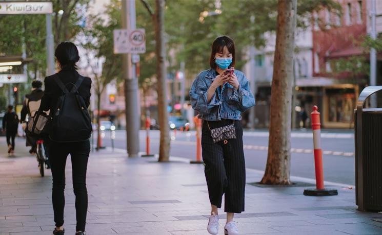 personnes qui se promènent à Auckland au cours du week-end avec un masque