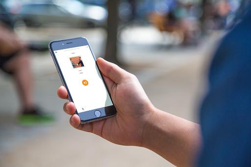 Une personne tenant un téléphone à la main avec l'application Babbel ouverte