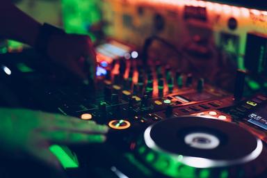 La platine d'un DJ en train de jouer dans un club de Londres