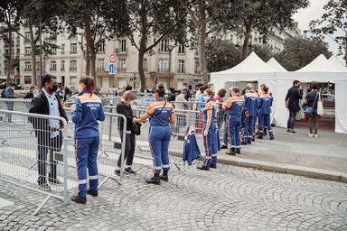 La protection civile vérifiant le passe sanitaire, à Paris