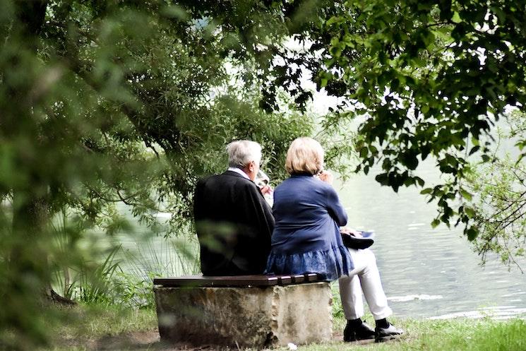 Deux personnes âgées sur un banc