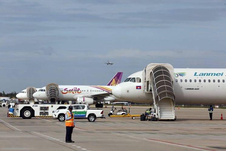 Des avions à l'aéroport de Phnom Penh