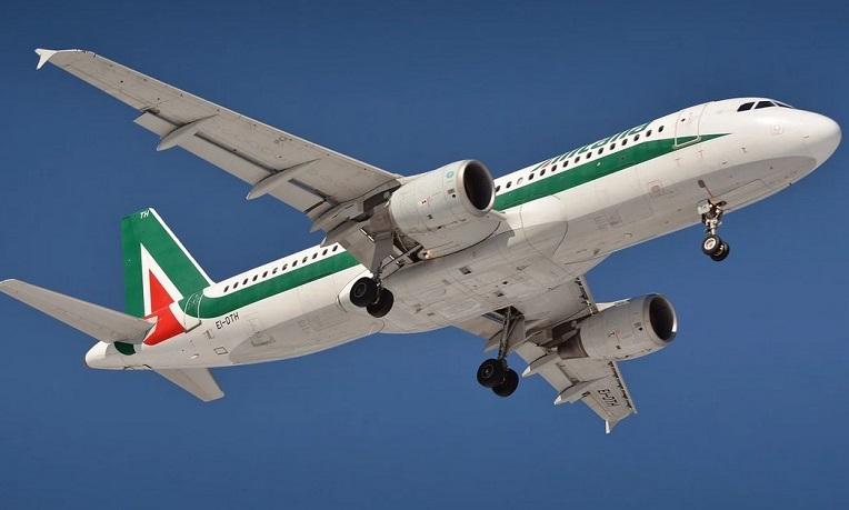 Avion volant dans le ciel de la compagnie Alitalia ITA