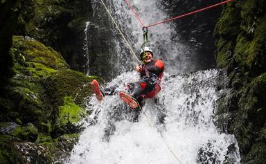 Personne dans une cascade d'eau