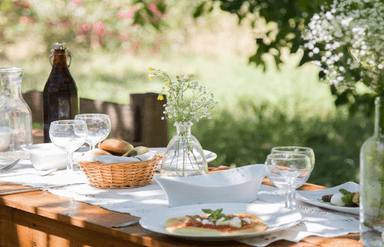 Vue sur une table dans le jardin de Torricola