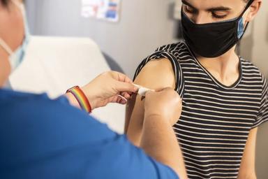 Personne qui se fait vacciner contre le covid