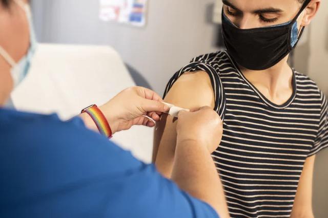 Personne qui se fait vacciner contre le covid