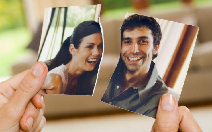 Photo d'un couple déchirée