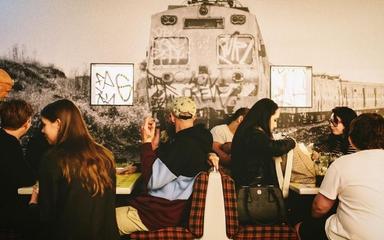 Des clients mangeant dans un des trains du restaurant Easey's