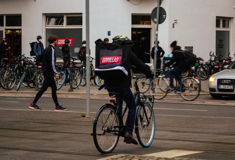 Un livreur Gorillas à vélo