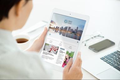 femme qui regarde sa tablette electronique