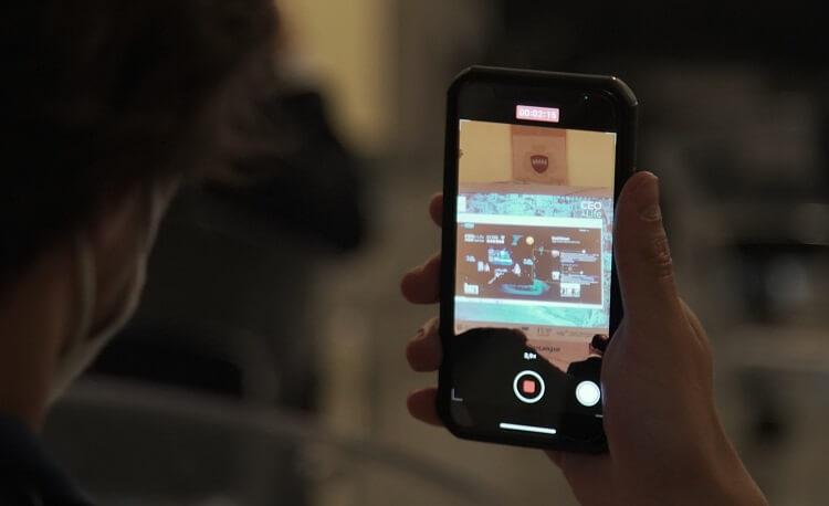 Un homme regarde une appli sur son écran de téléphone portable