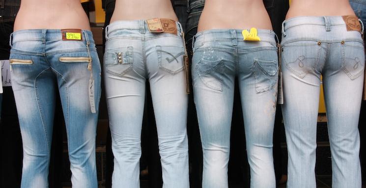 Des mannequins de dos avec des jeans taille basse