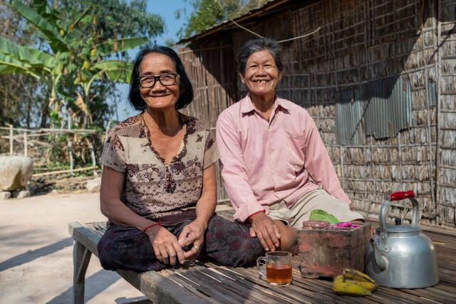 Couple de vielles femmes cambodgiennes.