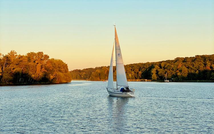 Bateau au coucher du soleil