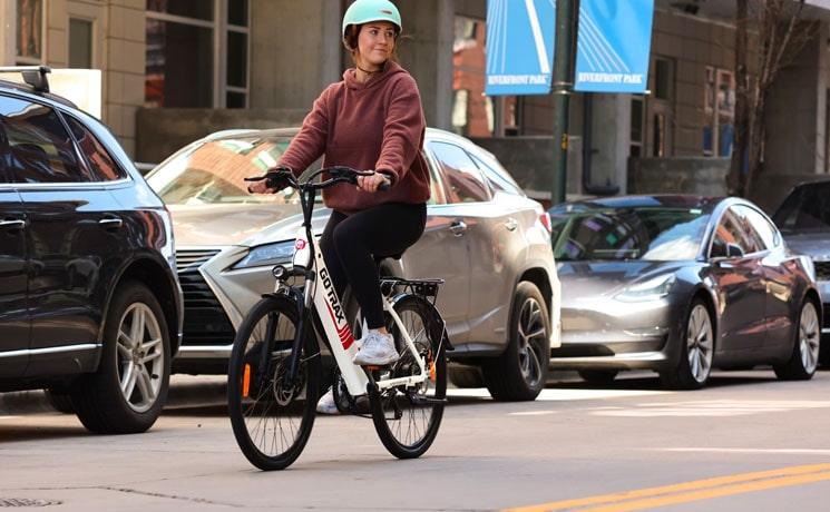 Une personne sur son vélo électrique en pleine ville