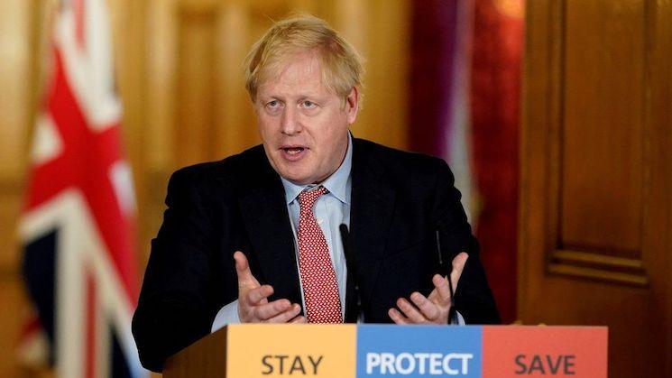 Boris Johnson en train de faire un discours à propos du Covid-19