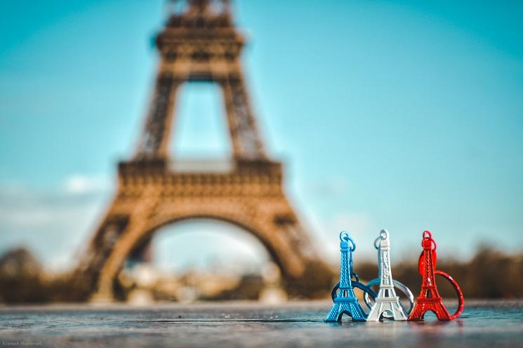 la tour eiffel et des porte clés bleu blanc rouge