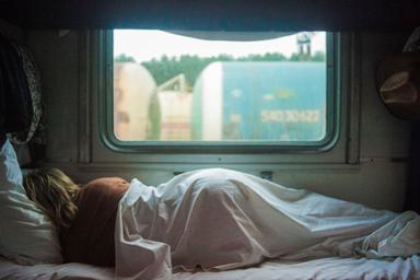 femme dormant dans un train