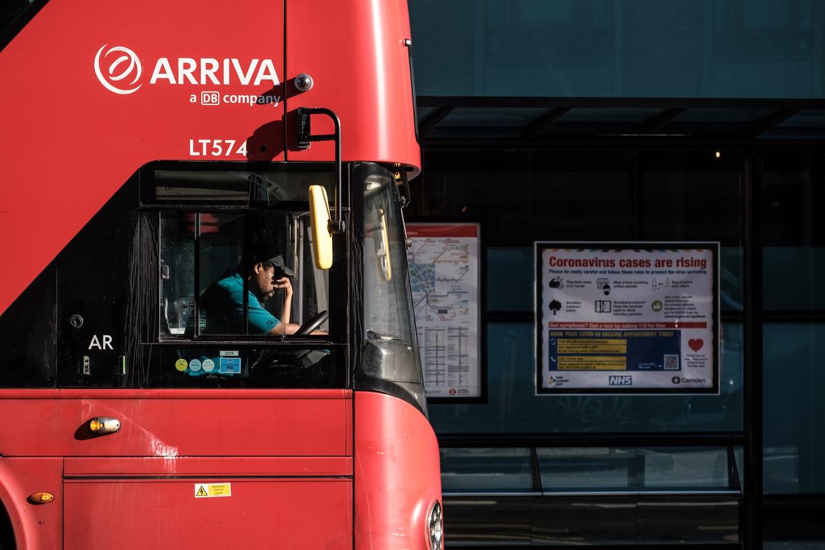 homme bus rouge