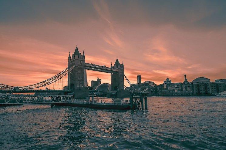 Coucher de soleil avec vue sur Tower Bridge