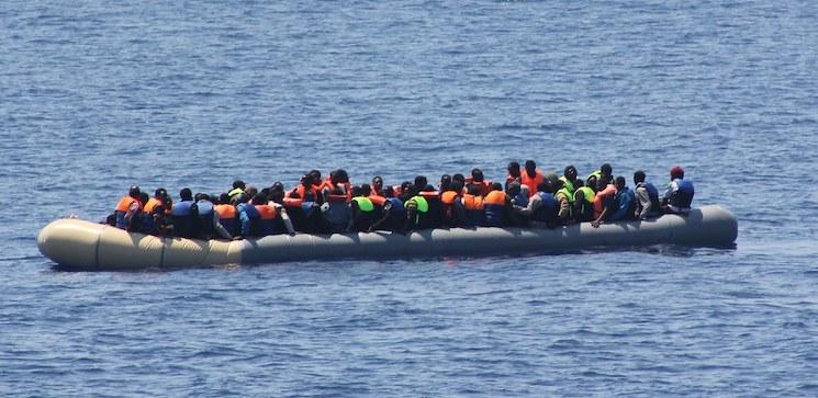 Migrants traversant la mer dans une embarcation de fortune