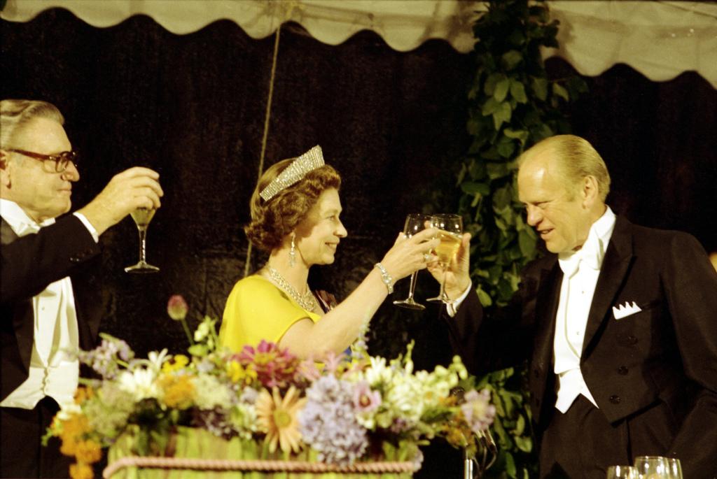 le president geral ford et le vice president nelson a rockefeller avec queen Elizabeth