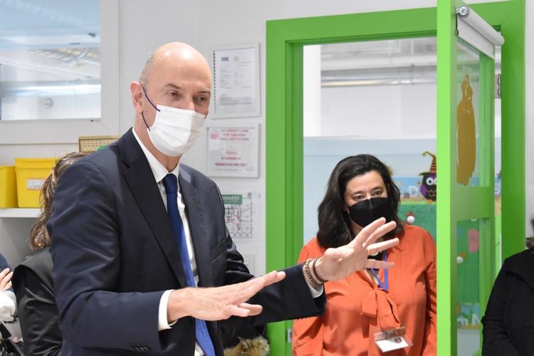 Le député Roland Lescure en visite à Tessa International School