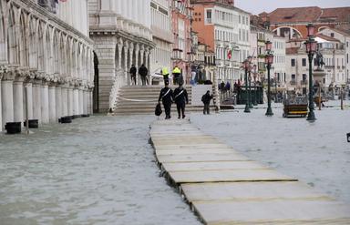 Des policiers à Venise pendant l'acqua alta