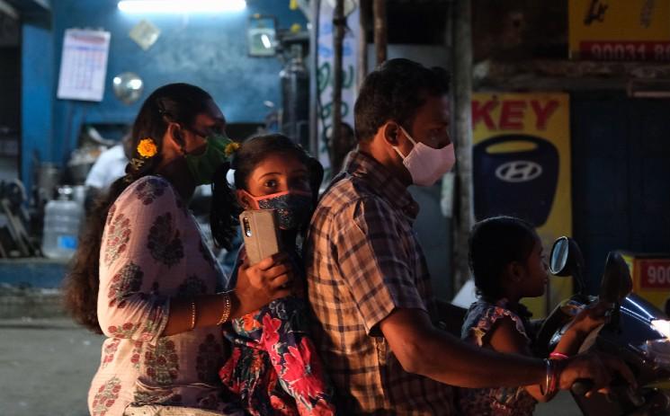 une famille indienne à moto