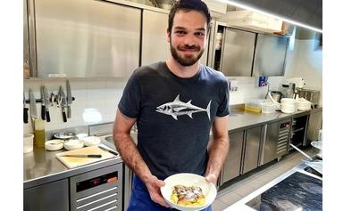 GABRIEL URGESE dans une cuisine avec une assiette de gnocchi