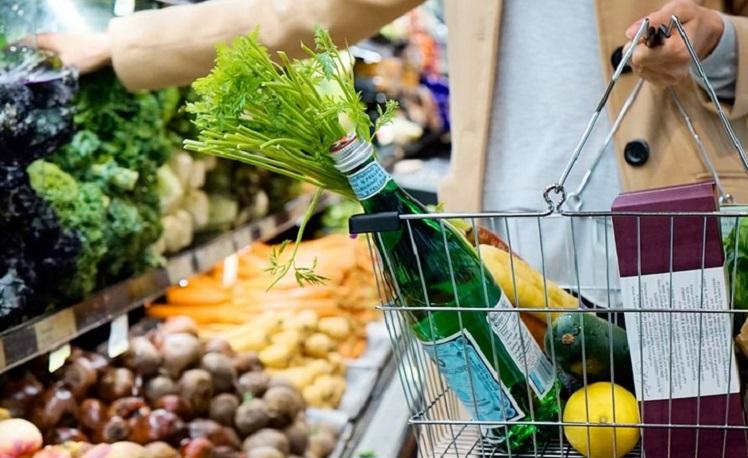 une femme fait ses courses au supermarché