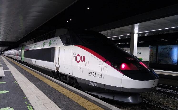 une rame de TGV INOUI au quai de la gare