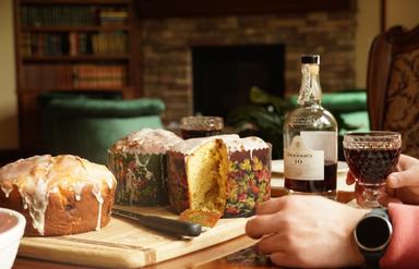 Un homme regardant trois panettone posés sur une table